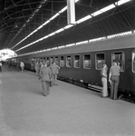 836856 Afbeelding van de Bergland Expres langs het perron van het N.S.-station Den Haag S.S. te Den Haag.